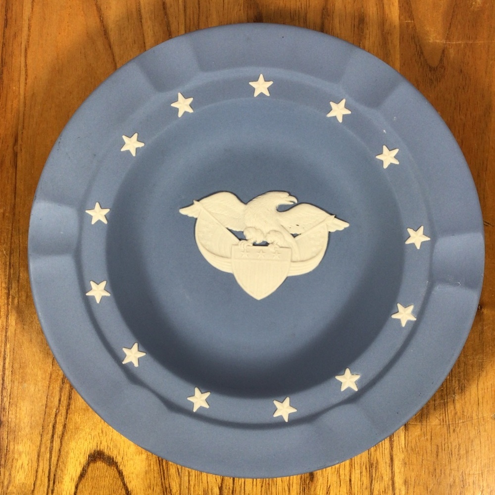 Vintage Wedgwood Blue Jasperware Eagle Crest and Stars Round Ashtray - Picture 2 of 5